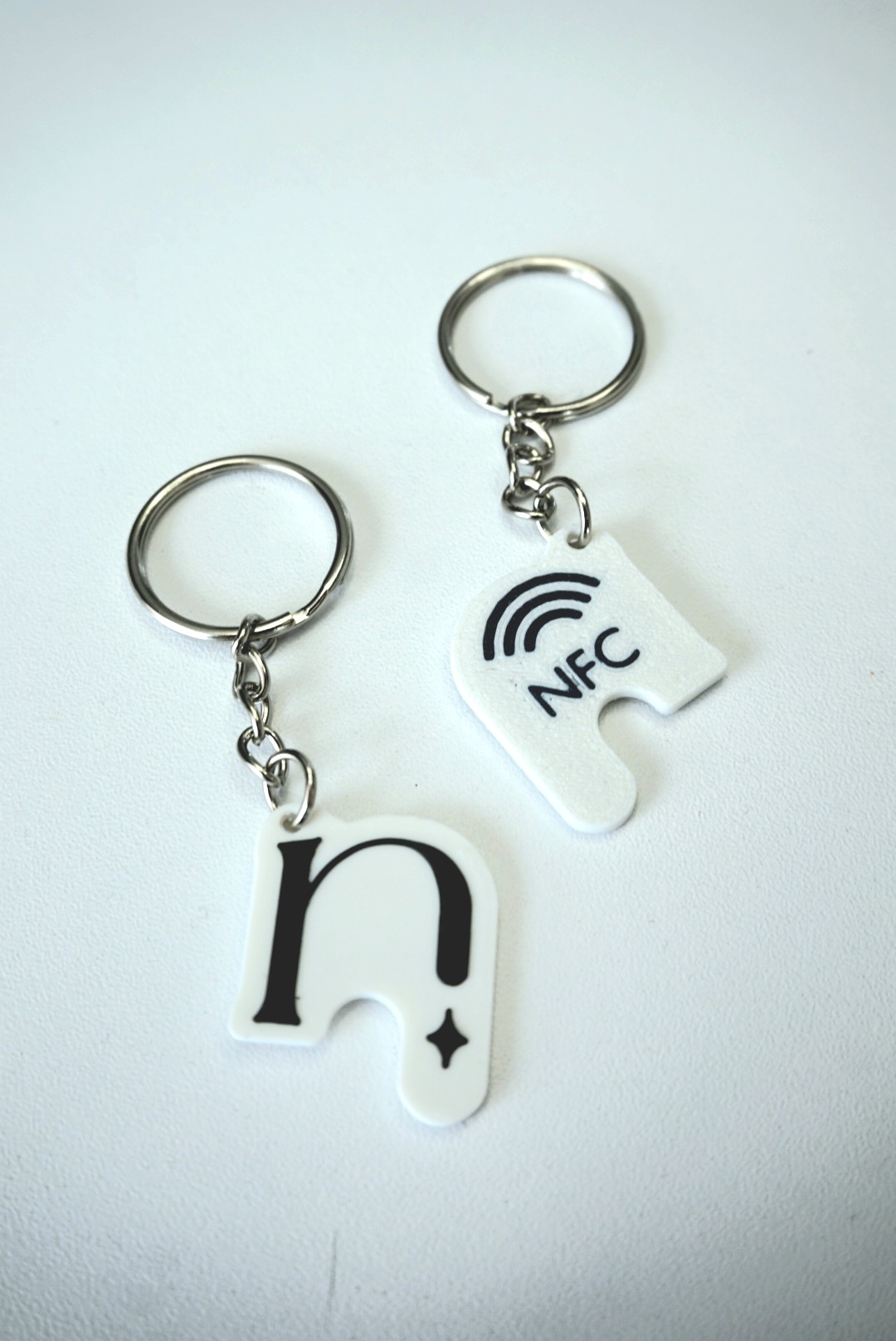 Brelok NFC czy wizytówka NFC? Który gadżet wybrać dla firmy